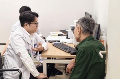 Hơn 300 bệnh nhân đến BV Việt Đức cơ sở Ninh Bình khám trong ngày đầu mở cửa