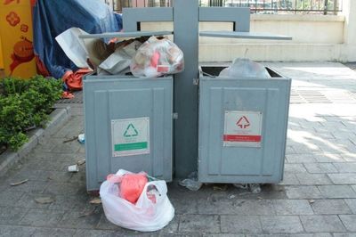 Tăng thùng rác trên vỉa hè, Hà Nội quyết chấm dứt xả rác bừa bãi
