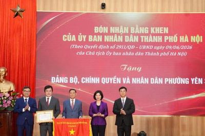 Phường Yên Sở đón nhận Cờ thi đua của Chính phủ sau 1 năm vận hành chính quyền địa phương hai cấp