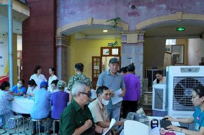 Xã Sơn Đồng khám bệnh, cấp thuốc miễn phí cho người có công và đối tượng chính sách