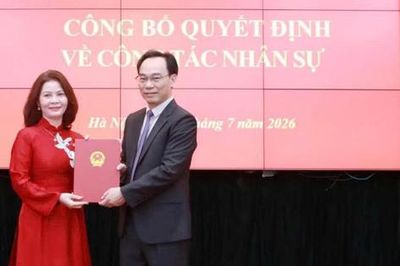 Bộ Giáo dục và Đào tạo trao quyết định nhân sự cho nhiều trường đại học, học viện