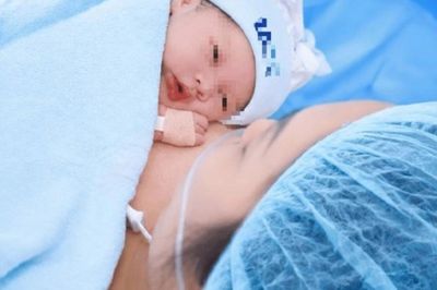 Người phụ nữ hạnh phúc đón con từ chiếc phôi cuối cùng, khép lại hành trình 5 năm tìm con
