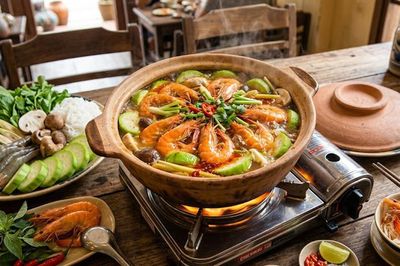 Vì sao lẩu tôm bầu là món ăn lý tưởng trong mùa hè?