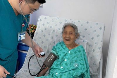 Cứu sống cụ bà 99 tuổi bị nhồi máu cơ tim cấp nhờ 'báo động đỏ' liên viện