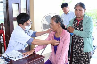 Khám sàng lọc miễn phí bệnh hô hấp cho 1.200 người dân ở Huế