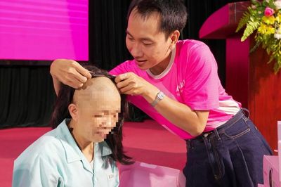 Trao tóc giả cùng nhiều phần quà ý nghĩa đến bệnh nhân ung thư