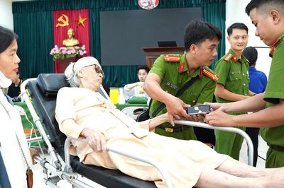Xúc động hình ảnh công an, nhân viên y tế TP Huế lấy mẫu ADN thân nhân liệt sĩ, thắp hy vọng 'trả lại tên' cho các anh hùng