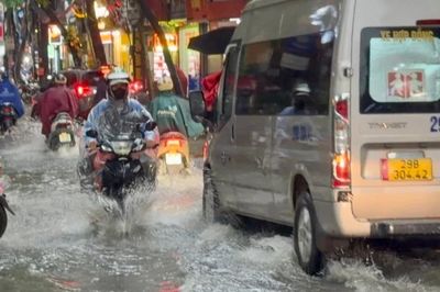 Người Hà Nội lại lội bì bõm trong cơn mưa chiều