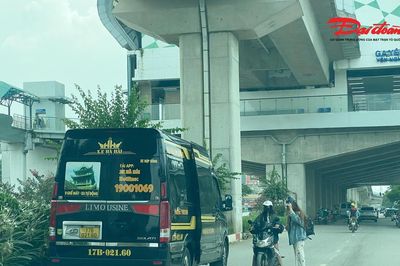 Xe khách dừng đón khách trước cổng Bến xe Yên Nghĩa, tiềm ẩn nguy cơ mất an toàn