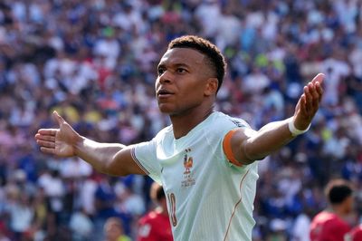 Pháp 2-0 Morocco: Mbappe, Dembele tỏa sáng