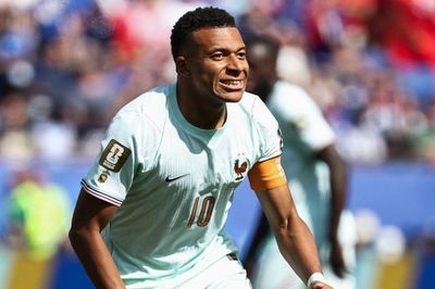 Pháp 0-0 Morocco: Mbappe sút xa quyết đoán