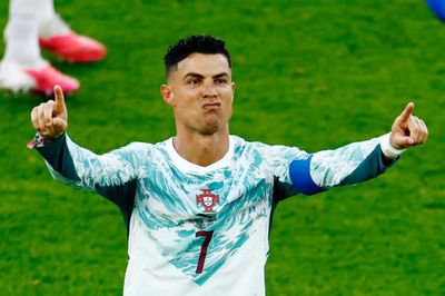 Ronaldo gây chú ý vì chỉ theo dõi 4 đồng đội Bồ Đào Nha