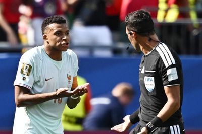 Mbappe nổi giận với trọng tài