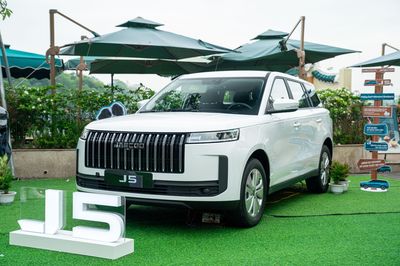 Jaecoo J5 nhận cọc - sản xuất tại Việt Nam, giá từ 569 triệu đồng