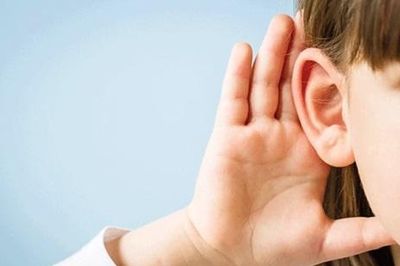 4 năm sống trong im lặng, bé gái lần đầu nghe thấy âm thanh