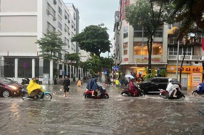 Hà Nội lý giải cảnh ngập cục bộ một số tuyến đường sau nửa giờ mưa lớn