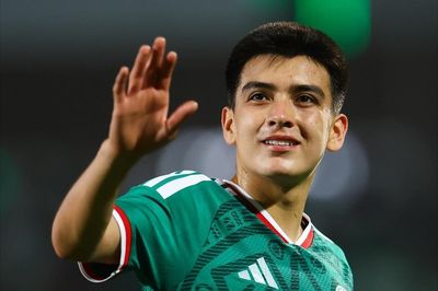 Bị loại ở World Cup, sao trẻ Mexico về nước tốt nghiệp cấp ba
