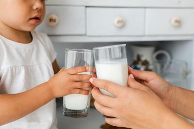 Có nên uống sữa trước khi ngủ không?