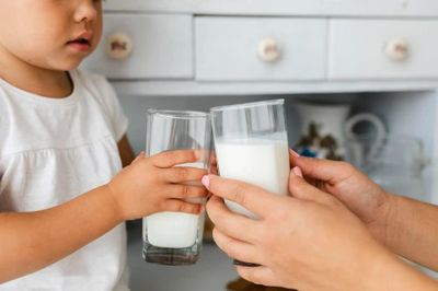 Có nên uống sữa trước khi ngủ không?