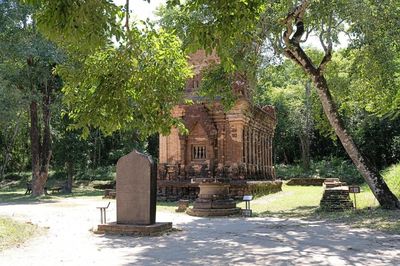 Khi đền tháp là trung tâm tài chính của một vương quốc