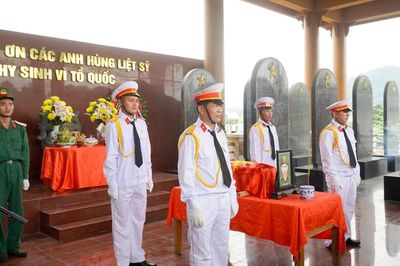 Đón nhận và an táng hài cốt liệt sĩ Nguyễn Tiến Dũng tại Nghĩa trang Liệt sĩ Văn Yên