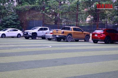 Hà Nội: Sân thể thao nhiều năm biến thành bãi đỗ xe, ki-ốt bán cá
