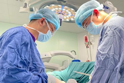 Bệnh viện Hữu nghị Việt Đức cơ sở Ninh Bình cấp cứu thành công ca đa chấn thương nguy kịch ngay đêm trực đầu tiên