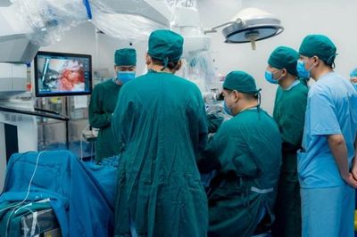 Cấy điện cực ốc tai giúp cháu bé nghe được những thanh âm của cuộc đời
