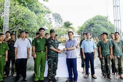 Điện Biên thăm, động viên cán bộ, chiến sĩ thu nhận hài cốt liệt sĩ tại các nghĩa trang liệt sĩ trên địa bàn