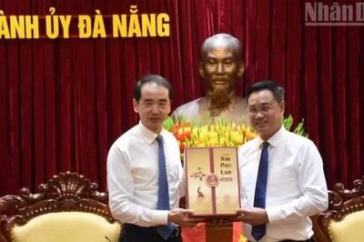 Bí thư Thành ủy Đà Nẵng tiếp đồng chí Hà Vĩ, Đại sứ Đặc mệnh toàn quyền Trung Quốc tại Việt Nam