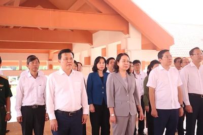 [Video] Phó Chủ tịch nước Võ Thị Ánh Xuân dâng hương tưởng niệm các Anh hùng liệt sĩ tại Tây Ninh