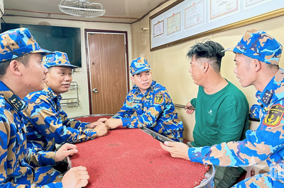 Tàu 797 (Vùng 1 Hải quân) phối hợp cứu thành công 10 ngư dân gặp nạn trên biển