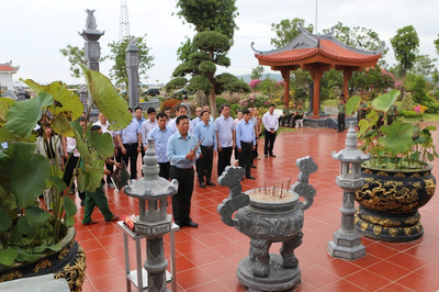 Đoàn công tác Bộ Xây dựng tri ân, tưởng niệm các anh hùng liệt sĩ