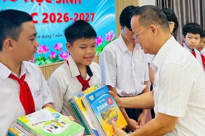 Trường THCS Nguyễn Thái Bình trao tặng 84 bộ sách giáo khoa cho học sinh khó khăn