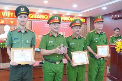 Đại tá Nguyễn Hà Lai dự và chỉ đạo hội nghị tại Công an phường Bàn Thạch