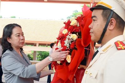Phó Chủ tịch nước Võ Thị Ánh Xuân dâng hương tưởng niệm các Anh hùng liệt sĩ, tặng quà gia đình chính sách tại Tây Ninh