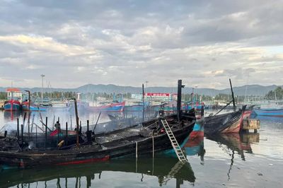 Điều tra nguyên nhân vụ cháy 8 tàu cá ở cảng Tam Quan