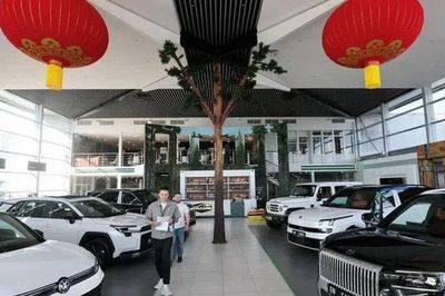 [VIDEO] Khủng hoảng xăng ở Nga: Người dân đổ xô mua xe điện Trung Quốc