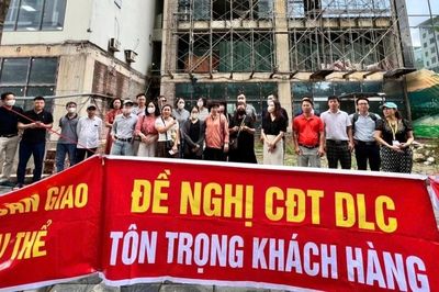 [VIDEO] Dự án Harmony Square Hà Nội chậm bàn giao gần 5 năm, dân căng băng rôn