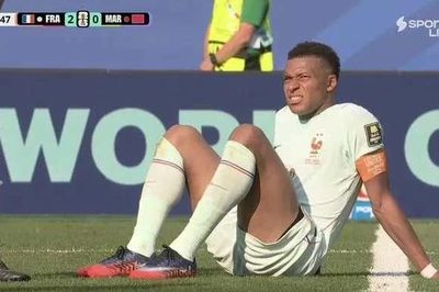 Mbappe tập tễnh rời sân khi Pháp vào bán kết World Cup 2026