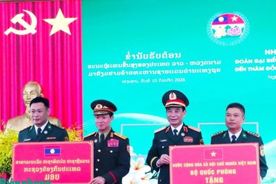 Đoàn đại biểu cấp cao Bộ Quốc phòng hai nước Việt Nam - Lào thăm, tặng quà Đồn Biên phòng cửa khẩu Thanh Thủy