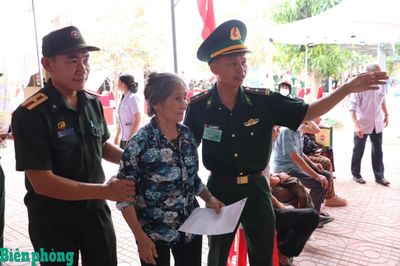 Chung sức chăm lo sức khỏe cho nhân dân hai bên biên giới