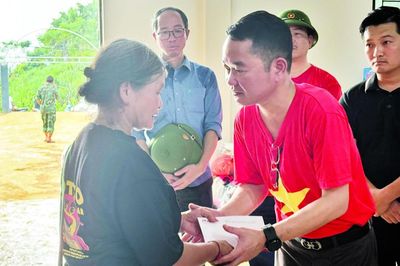 Nắm tay nhau vượt qua khó khăn