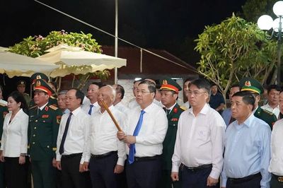 Phó Thủ tướng Thường trực Chính phủ dự lễ tri ân các liệt sĩ Đại đội Pháo binh 45 Hà Tĩnh