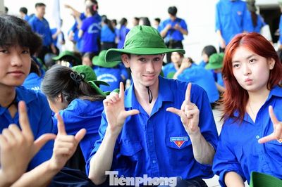 Chàng Tây mặc áo xanh tình nguyện, đội mũ tai bèo hòa mình vào Chiến dịch Mùa hè xanh