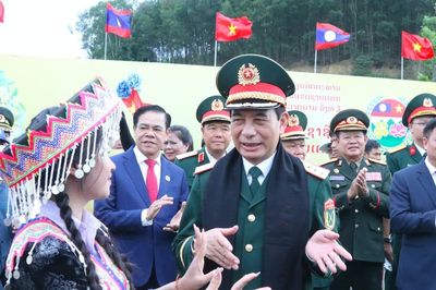 Đại tướng Phan Văn Giang và Đại tướng Khamliang Outhakaysone múa Lamvong cùng đồng bào biên giới