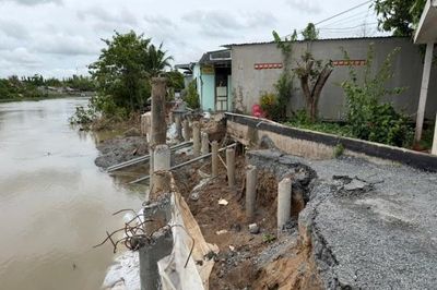 Cuộc sống chênh vênh bên những dòng sông sạt lở ở miền Tây