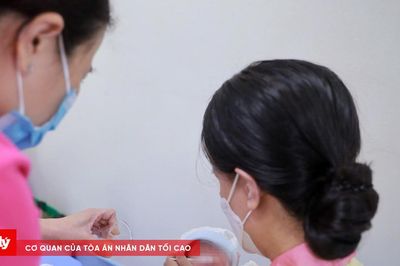 Người mẹ tí hon giữ con nhờ truyền máu bào thai