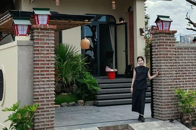 Chỉ xây nửa phần đất, vợ chồng Quảng Trị làm nhà mái ngói 'vừa lạ vừa quen'