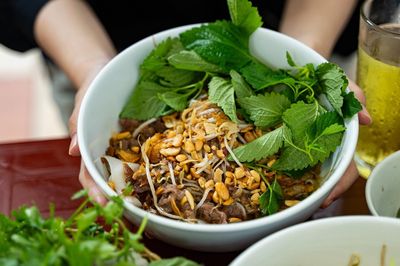 Chủ quán Hà Nội bán món 'phở lạ', hấp sợi phở như bánh bao, trộn 2 loại nước xốt